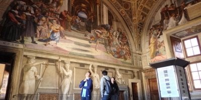 small-group-guided-tour-raphael-rooms